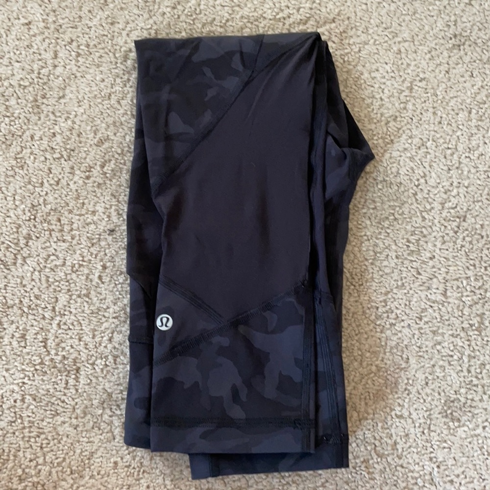 Lululemon Black Camo Cropped Leggings